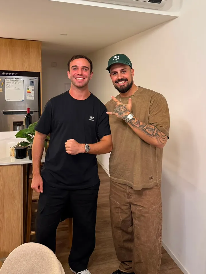 Luciano Torres con Papo MC, que muestra su reloj