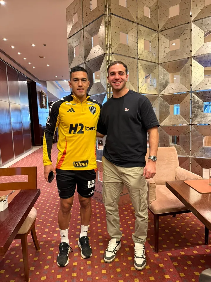 Luciano Torres con Tomás Cuello, en el lobby de un hotel